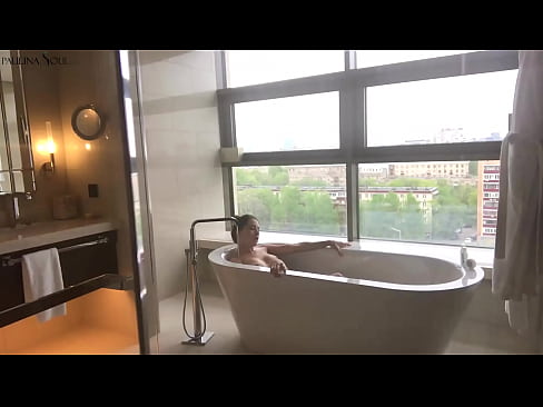 ❤️ En fantastisk babe som lidenskapelig rykker av seg fitta på badet ❤ Sexvideo hos oss ❌